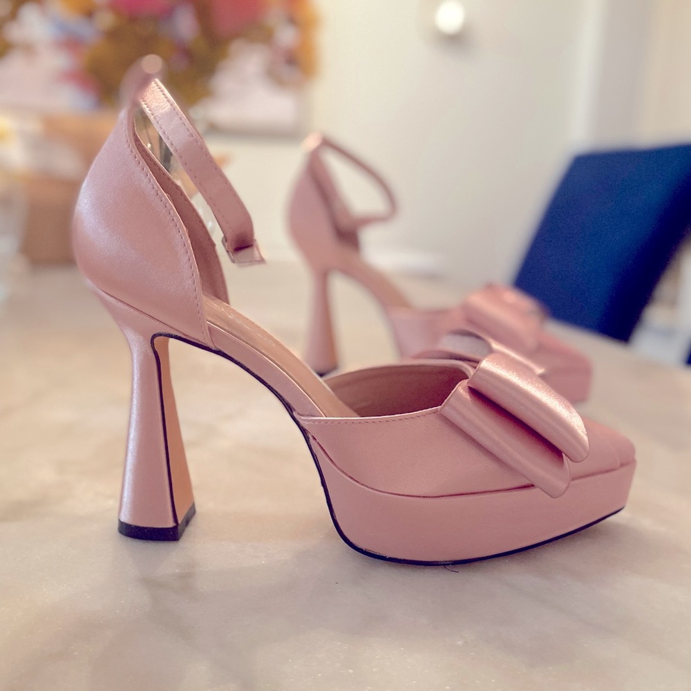 Pink platform pumps